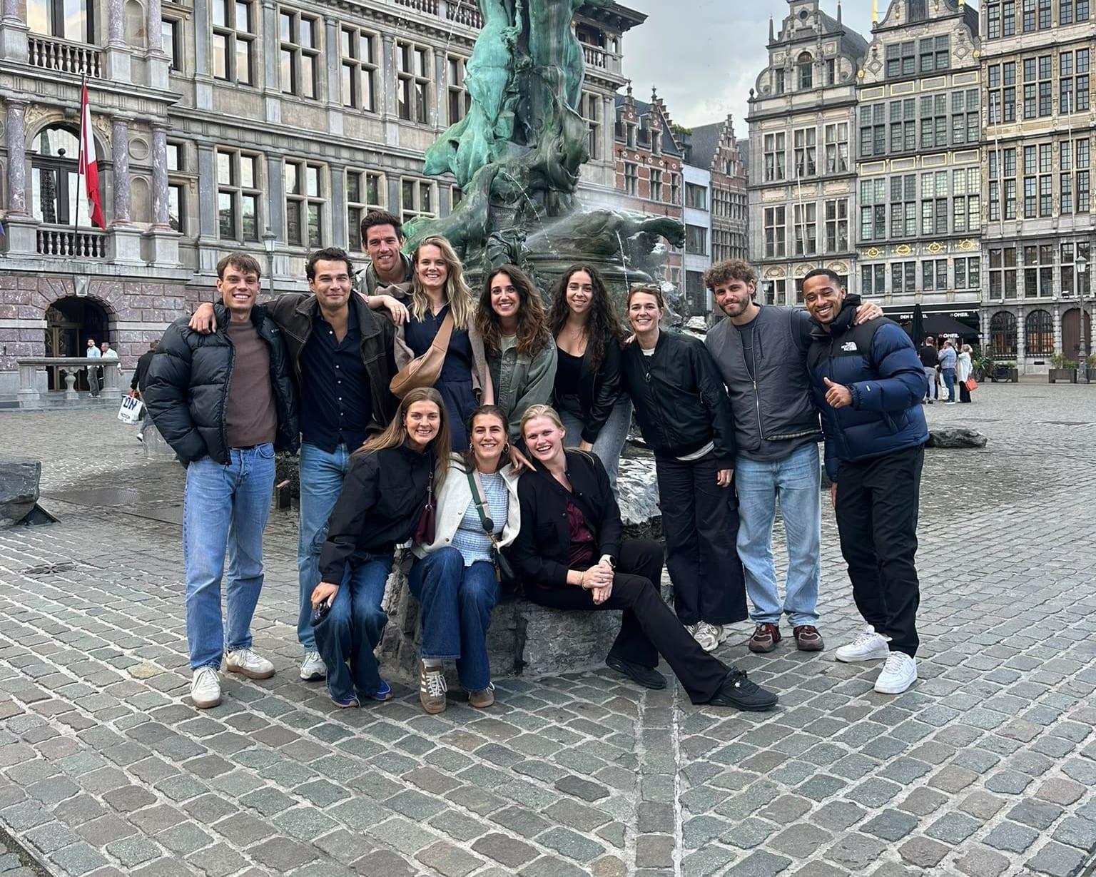 Het team van IWB bij de Brabofontein in Antwerpen