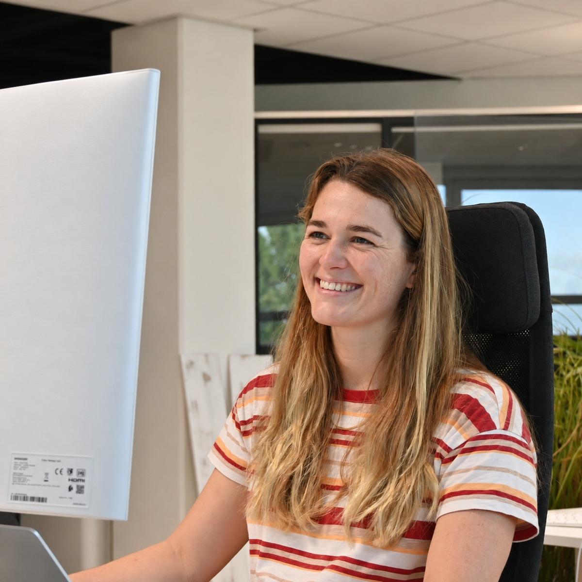 Een specialist van IWB aan het werk achter haar scherm